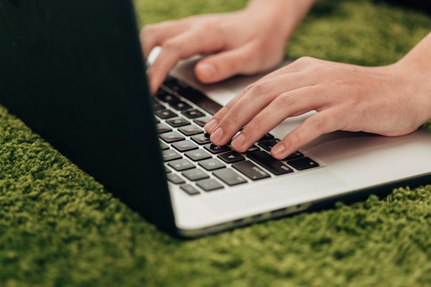 Photo closeup shot of human hands placed over laptop