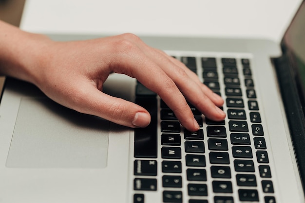 Photo closeup shot of human hands placed over laptop