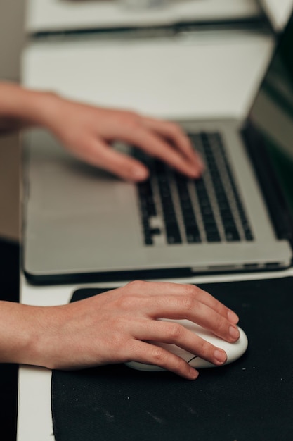 Photo closeup shot of human hands placed over laptop