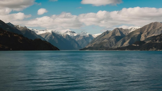 ニュージーランドのマリアン湖と山のクローズアップ写真