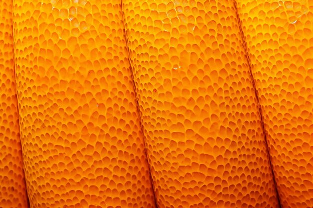 Photo a closeup shot of a mango farmers hands holding a basket of ripe fruits