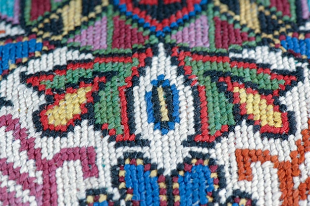 一枚の布の上の中央アジアの国家の装飾品とパターンのクローズアップショット