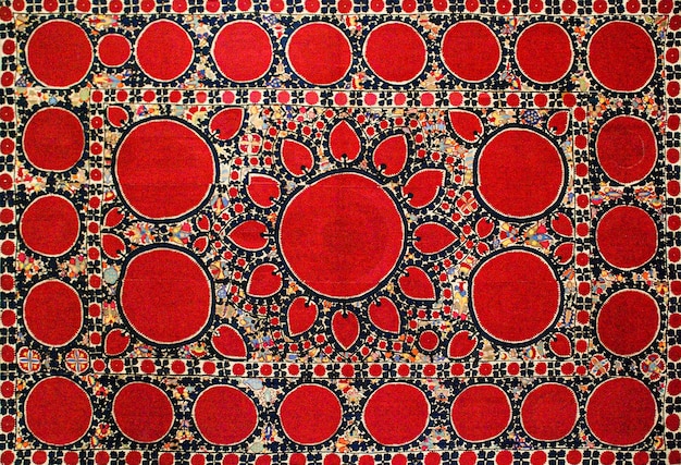 Photo a closeup shot of national ornaments and patterns of central asia on red fabric