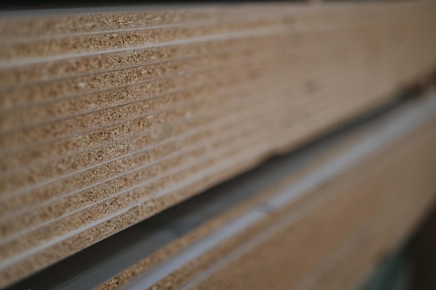 Фото Близкий снимок кучи гладкой промышленной древесины