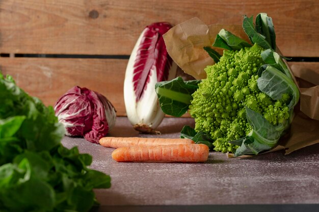 写真 テーブル上の様々な種類の新鮮な野菜のクローズアップ写真