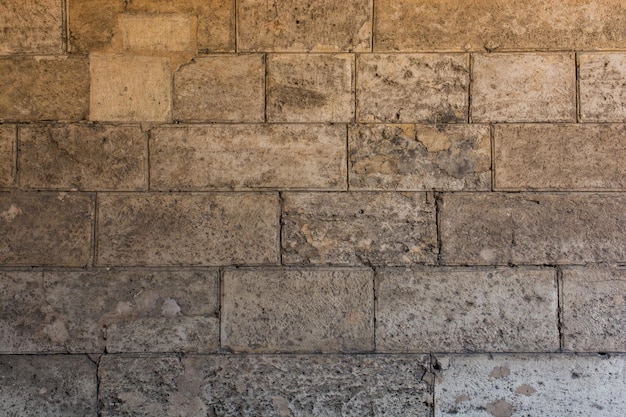 Снимок крупным планом старой кирпичной стены с узорами в пасмурный день