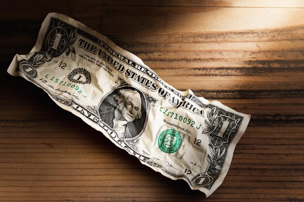 오래 된 구겨진 1 달러 지폐의 근접 촬영 샷