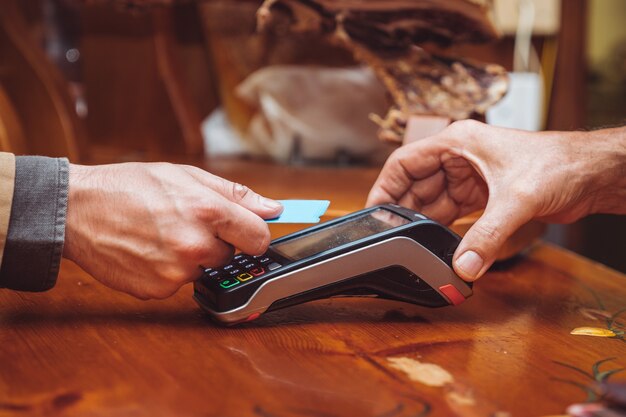 Foto un primo piano di una persona che paga contactless con carta