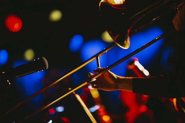 Photo a closeup shot of a person playing the trombone at a concert