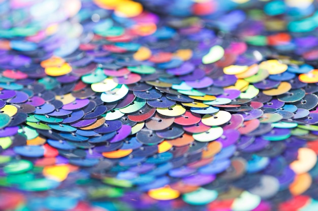 Снимок крупным планом блестящей разноцветной ткани с блестками