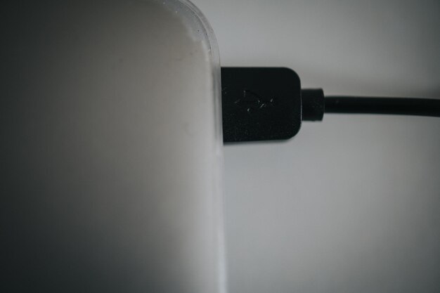 Крупный план USB-кабеля, подключенного к ноутбуку