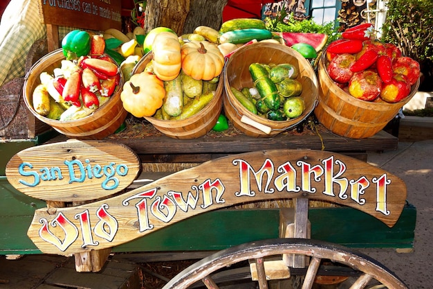 Photo closeup shot of vegetables in wooden pots above the 