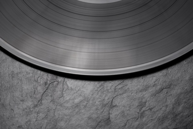 Colpo del primo piano del disco in vinile su sfondo nero vista laterale