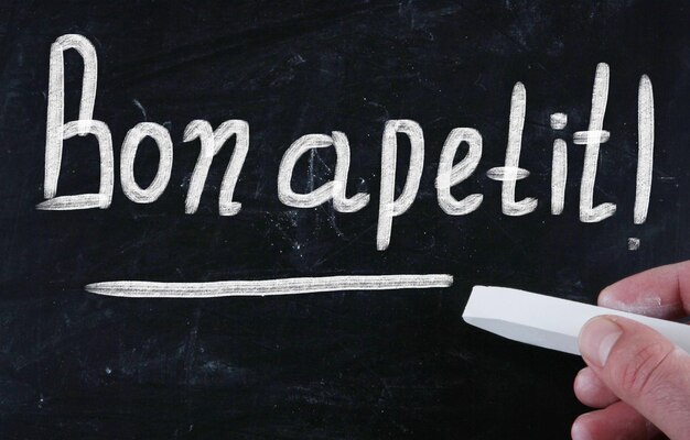 검은색 표면에 색 텍스트 Bon apetit의 클로즈업