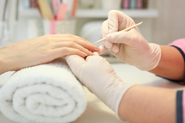 Photo closeup shot of a woman in a nail salon getting a manicure