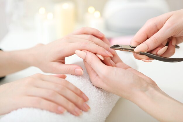 Photo closeup shot of a woman in a nail salon getting a manicure
