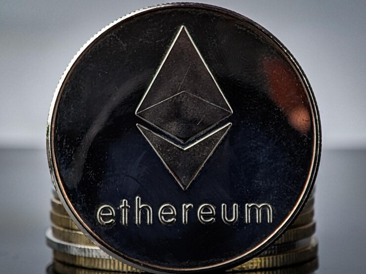 Photo closeup silver ethereum coin on a black acrylic board