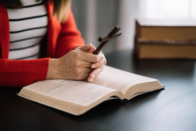 Primo piano di una semplice croce cristiana in legno sulla bibbia concetto di speranza fede cristianesimo religione