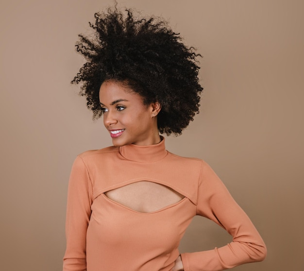 Primo piano di una giovane donna afro latina sorridente gioia positiva e amore bellissimi capelli africanstyle