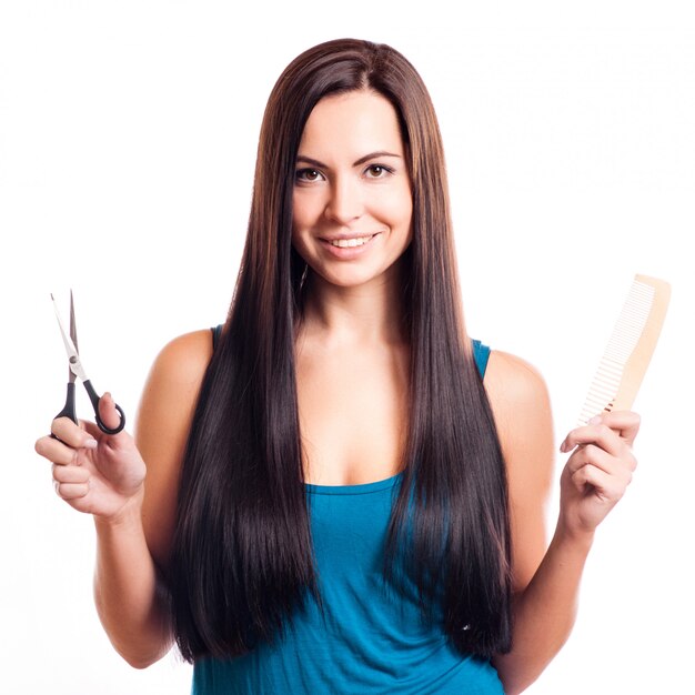 Primo piano di una giovane donna sorridente con bei capelli