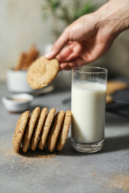 우유와 함께 Snickerdoodle 쿠키의 근접 촬영