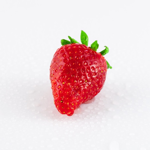 Photo closeup of strawberry with dew drops