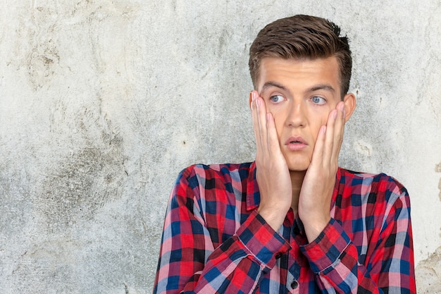 Photo closeup stressed young man