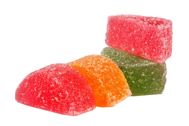 Primo piano di gelatine di frutta candita colorate zuccherate isolate su sfondo bianco dolci popolari Foto Premium