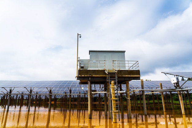 クリーンなエコロジー電気を生成するために建物の屋根に取り付けられた青い太陽光発電ソーラーパネルの表面のクローズアップ。再生可能エネルギーの概念の生産。