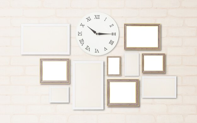 クローズアップ表面壁時計はレンガの壁に飾るための空白のフレームと10時過ぎの四半期の時間を表示します