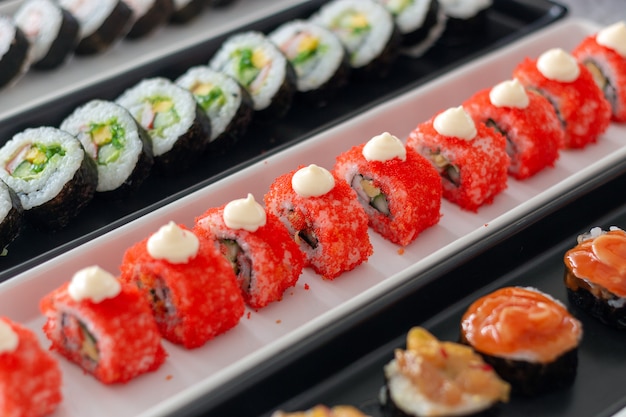 Foto alimento di sushi del primo piano con il fuoco molle