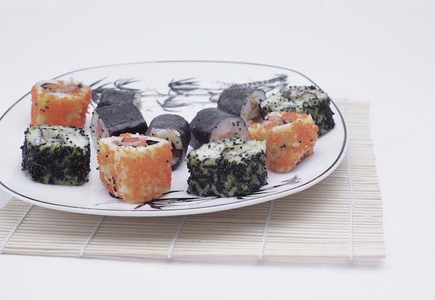 Крупный план суши-роллов на тарелке