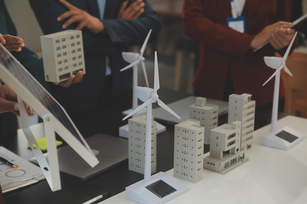 Крупный снимок на планшете Инженеры указывают на планшет руками Для совместного проектирования использования возобновляемой энергии с использованием ветровой и солнечной энергии Концепция использования возобновляется энергия