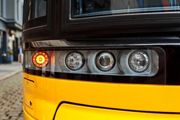 Primo piano di un fanale posteriore di un tram moderno della città