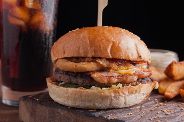 軽食とおいしいハンバーガーのクローズアップ。