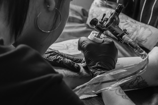 Photo closeup of tattoo artist