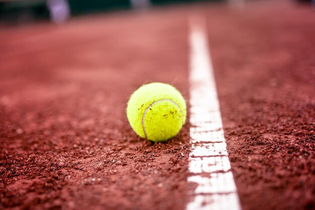 Foto primo piano della pallina da tennis sul campo in terra battuta