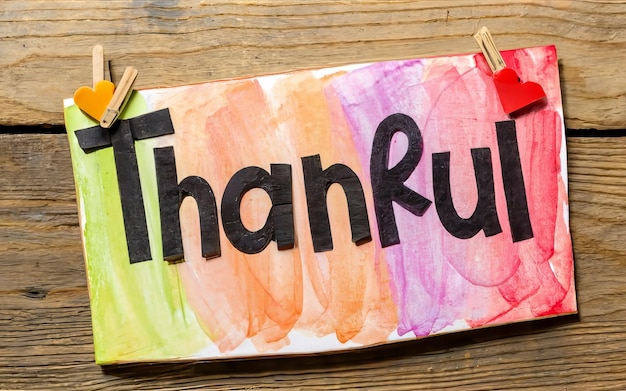 Photo a closeup of a thankful sign handcrafted by children