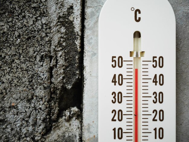 Photo closeup thermometer showing temperature in degrees celsius