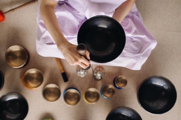 Photo closeup of a tibetan singing bowl in your hands translation of mantras transform your impure body speech and mind into a pure exalted body speech and mind of a buddha