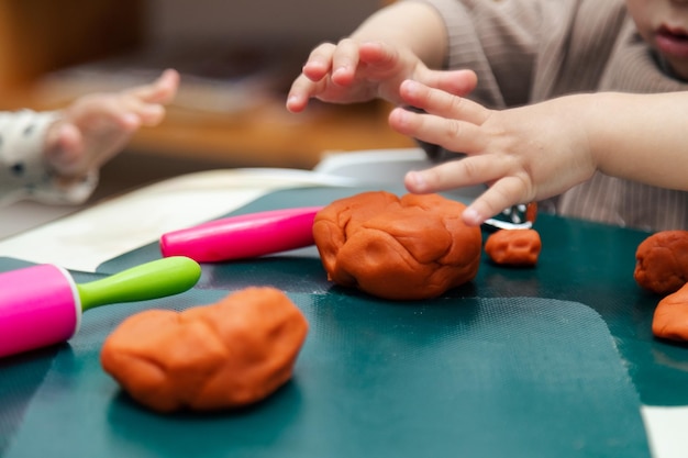 Primo piano del bambino che gioca con l'argilla da modellare colorata