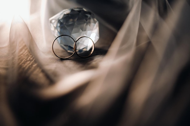 결혼식을 위한 두 개의 금 결혼 반지의 근접 촬영