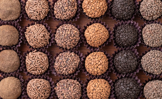 전형적인 브라질 brigadeiros 다양한 맛의 근접 촬영