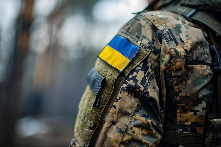 Фотография клоуз-ап украинских солдат в униформе с флагом