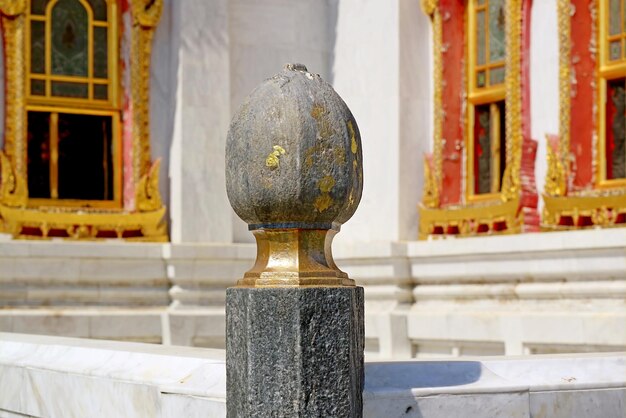 Photo closeup of unique bai sema or sacred boundary stone at wat benchamabophit in bangkok thailand