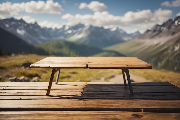 CloseUp van een lege houten tafel te midden van steeds veranderende buiten ontsnappingen