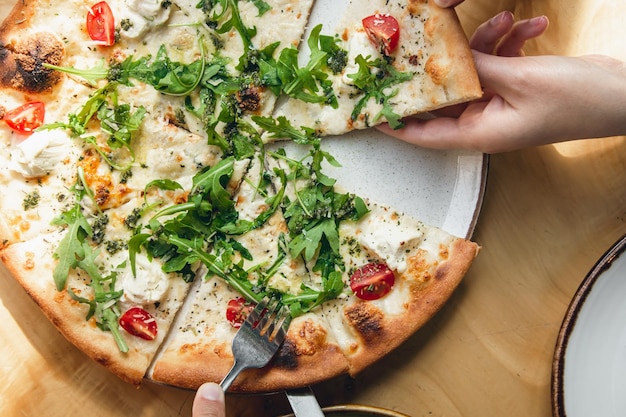 Pizza vegetariana vegetale del primo piano su una vista superiore del tavolo di legno