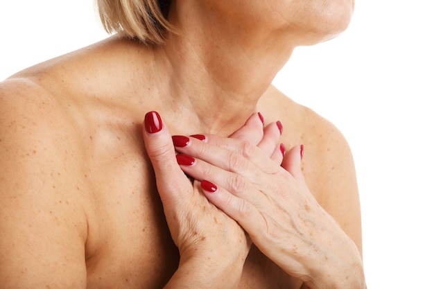 Vista del primo piano della donna adulta con la ghiandola tiroide isolata su fondo bianco