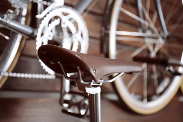 Foto vista ravvicinata di un sedile di bicicletta in un negozio