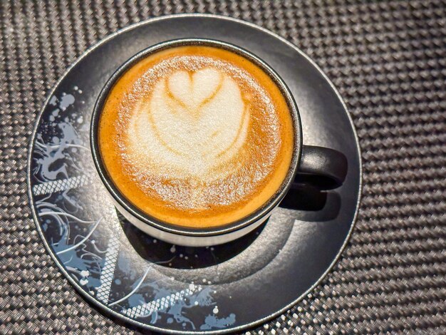 Photo closeup view of cappuccino coffee on table